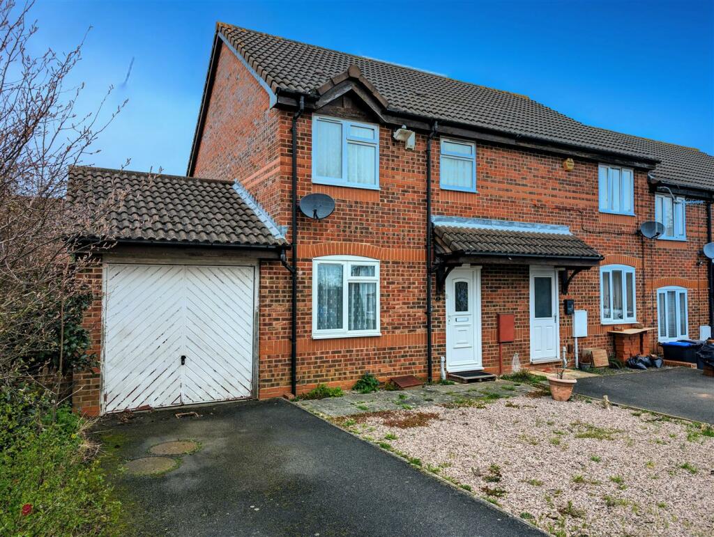 3 bedroom end of terrace house for sale in Hedgely Court, Buckingham