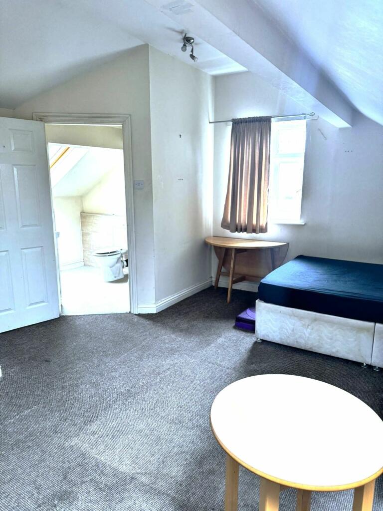 2 bedroom house share for rent in Longley Lane, Manchester, M22