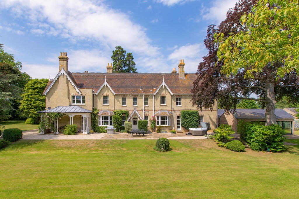 Main image of property: Robins Lane, Lolworth, Cambridge, CB23 8HL