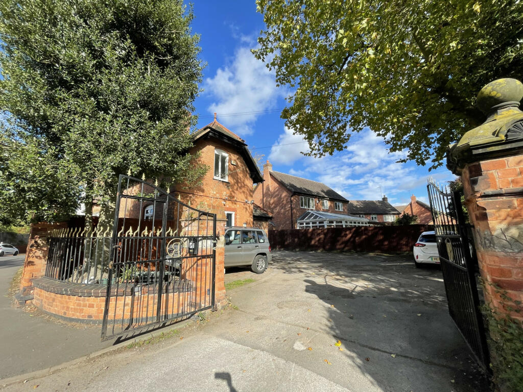 6 bedroom detached house for sale in Wood End Lane, Erdington, Birmingham B24 8AN, UK, Birmingham, B24