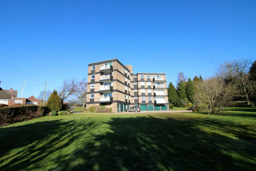 2 bedroom flat for sale in Mucklow Hill, Halesowen, B62