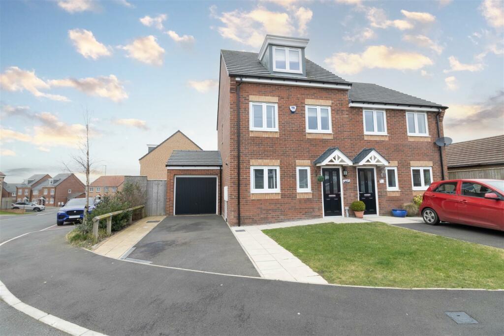 3 bedroom town house for sale in Pikewell Close, Dipton, Stanley, DH9