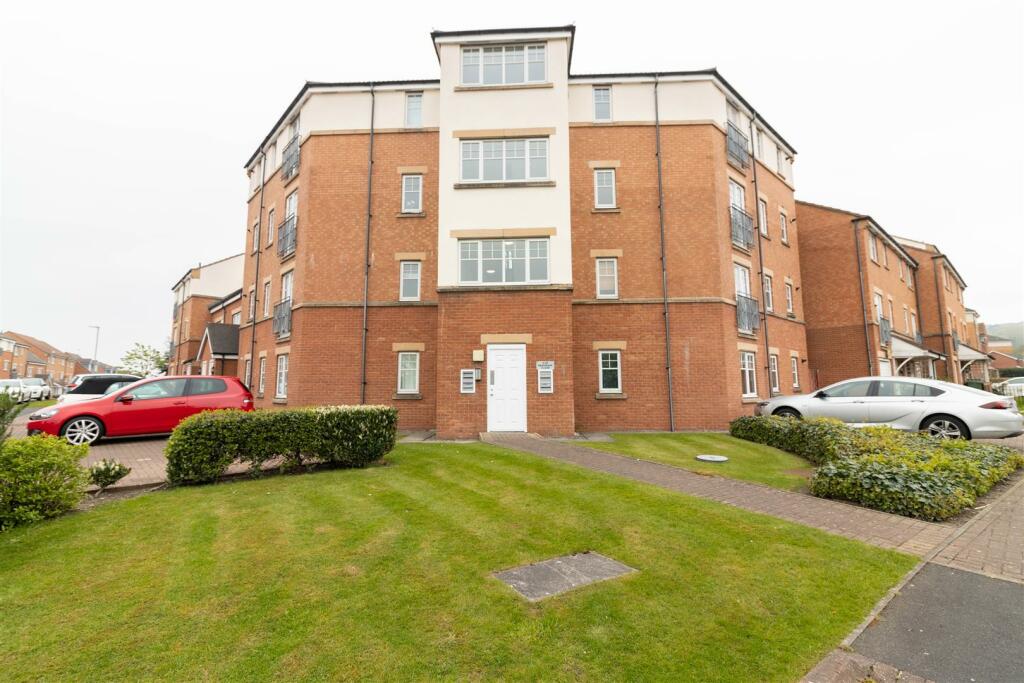 2 bedroom flat for sale in Redgrave Close, St James Village, Gateshead, NE8