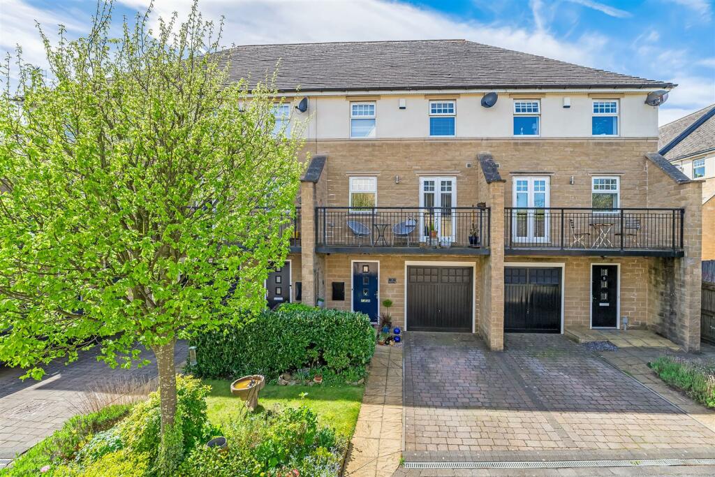 4 bedroom town house for sale in Newby Close, Menston, Ilkley, LS29