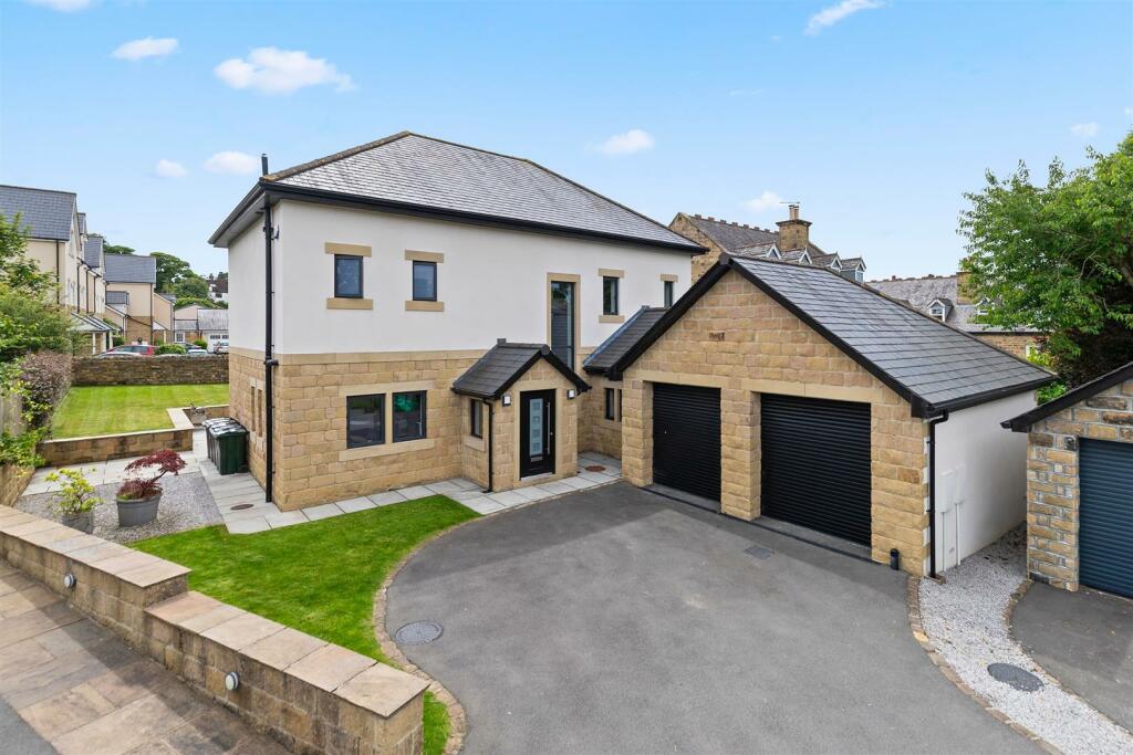 5 bedroom detached house for sale in Station Road, Menston, Ilkley, LS29