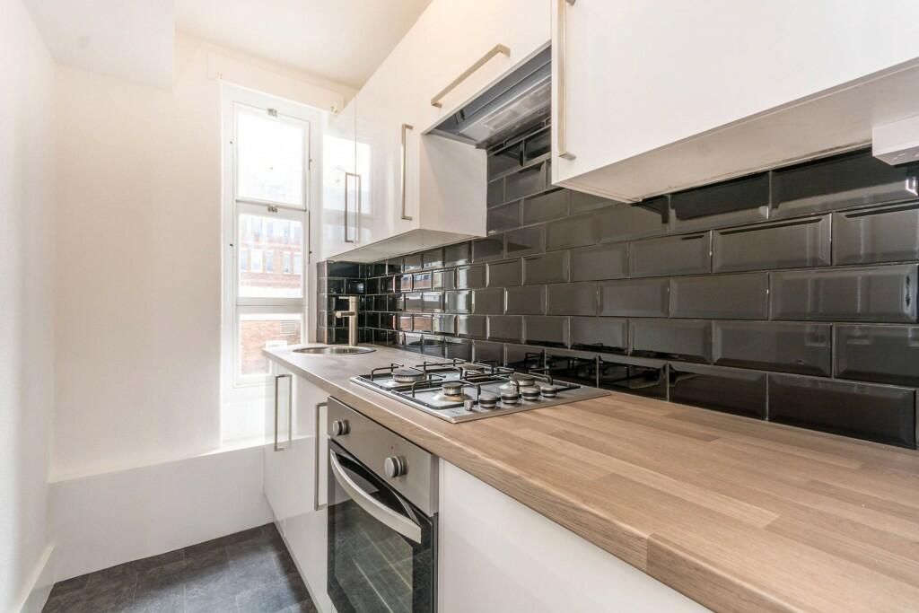 Main image of property: Lovely 2 Bed Flat, Gilbert Street, Mayfair, W1K 5HH