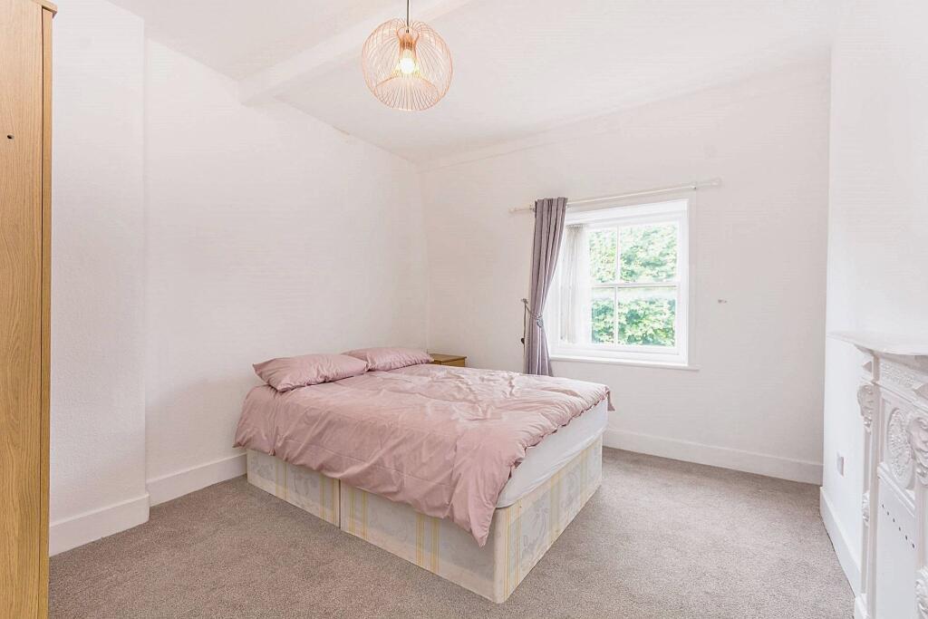 Main image of property: Lovely 2 Bed Flat, Gilbert Street, Mayfair, W1K 5HH