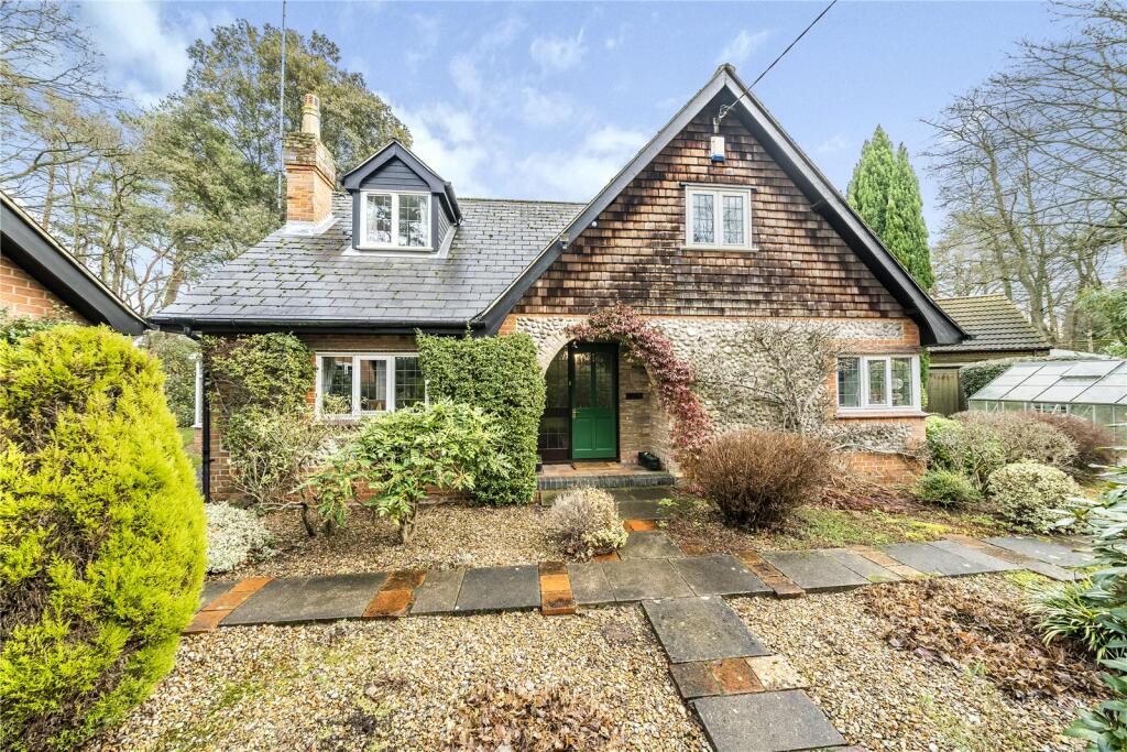 3 bedroom detached house for sale in Vale Road, High Kelling, Holt