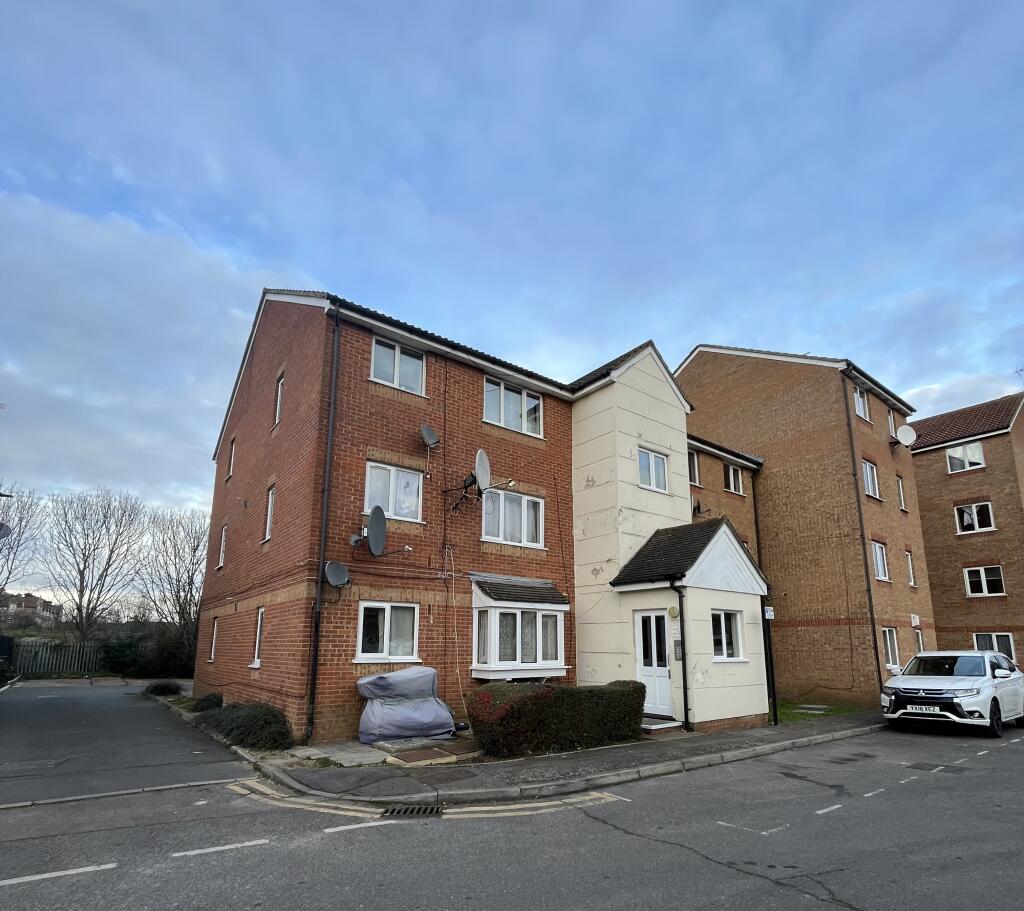 Studio apartment for sale in Whitehead Close, Edmonton, London, N18