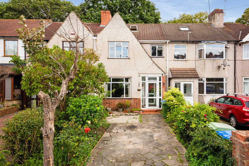 3 bedroom terraced house for sale in Rutherglen Road, London, SE2