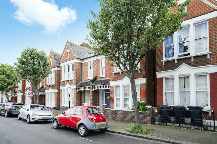 3 bedroom apartment for sale in Dagnan Rd, Clapham South, London, SW12