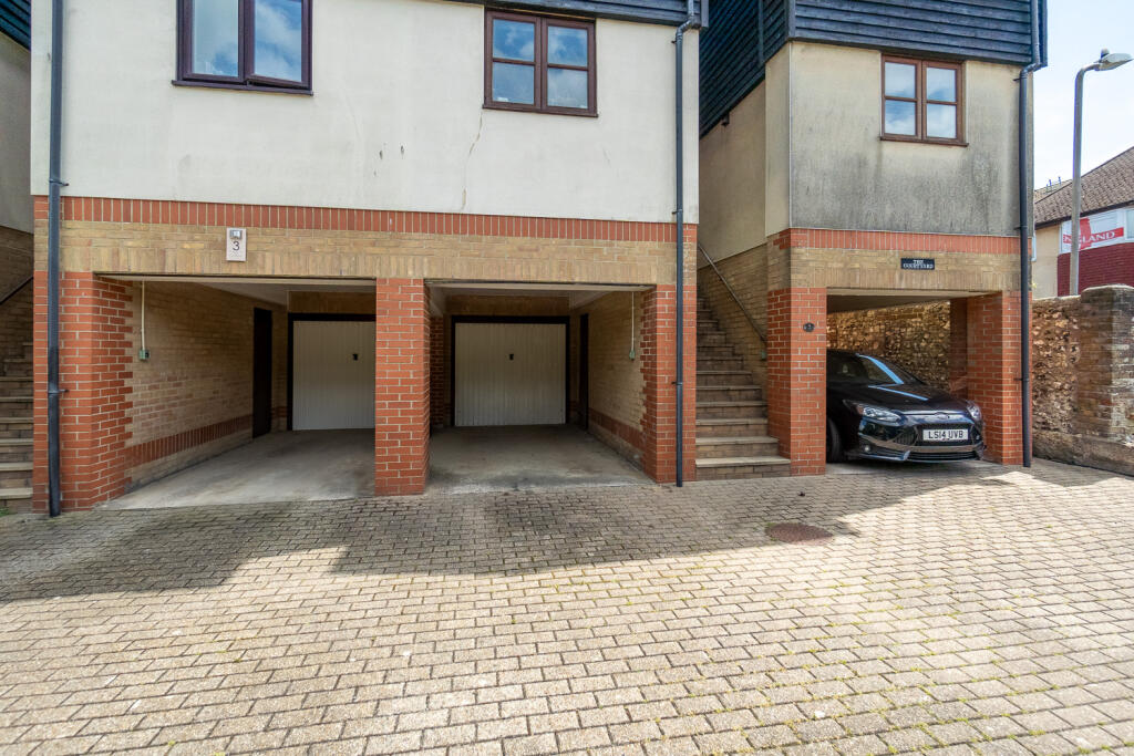 2 bedroom town house for sale in Maxton Road, Dover, CT17