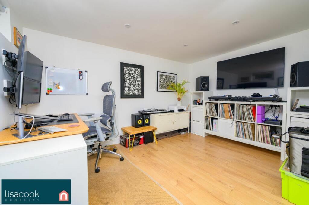 Additional property image - Park Street Lane, Park Street, AL2