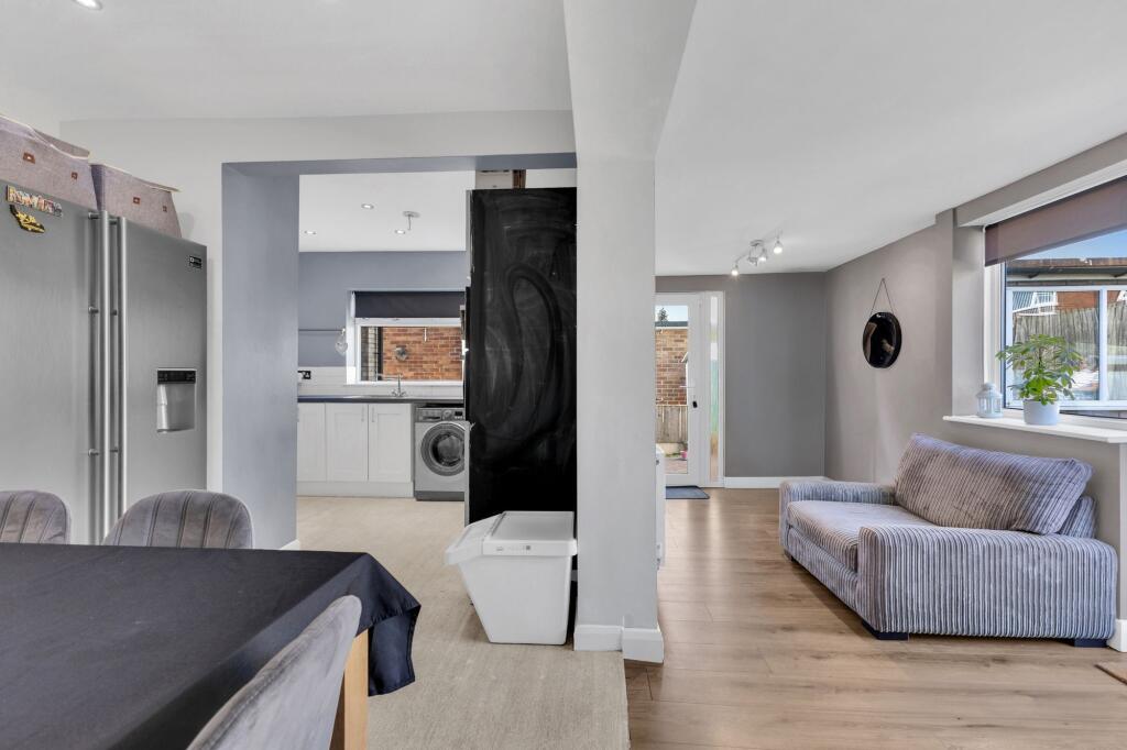 Main image of property: Sunnyside, Edenthorpe, DN3