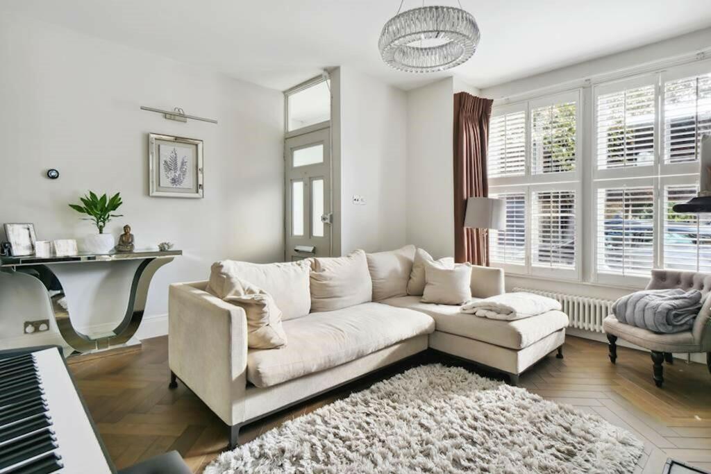 Main image of property: Thames Road, London, W4