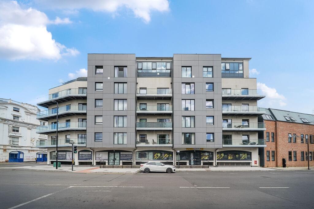 Main image of property: Royal Crescent Road, Royal Crescent Apartments, SO14