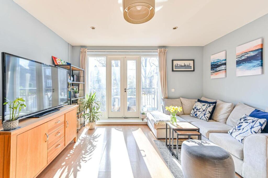 Main image of property: Larkhall Lane, London, SW4
