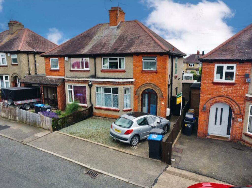 3 bedroom semidetached house for sale in The Headlands, Northampton NN3