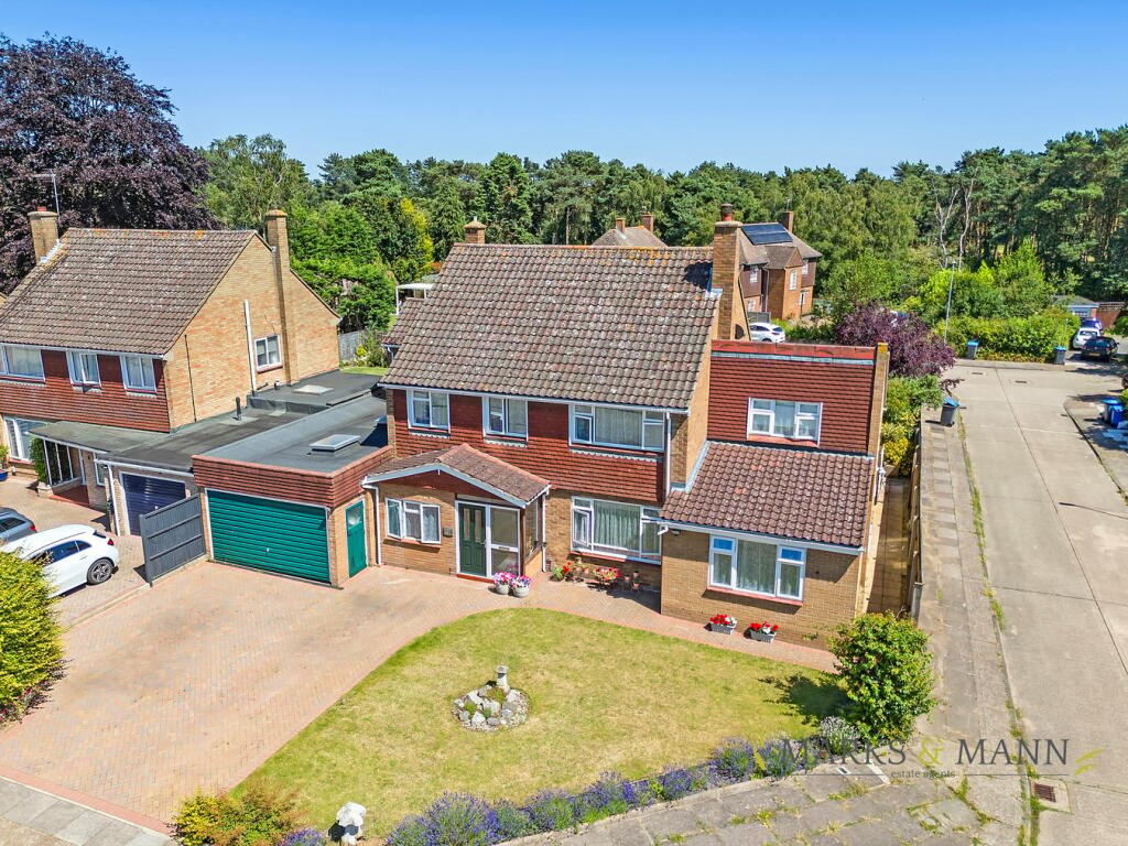 6 bedroom detached house for sale in Salehurst Road, Ipswich, IP3