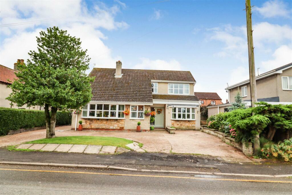 5 bedroom detached house for sale in High Street, Scotter, DN21