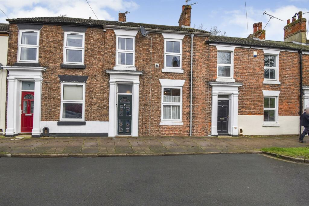 3 bedroom terraced house for sale in Albert Street, Brigg, DN20