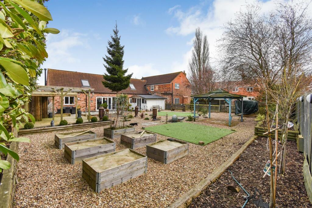 5 bedroom detached house for sale in North End, Goxhill, DN19