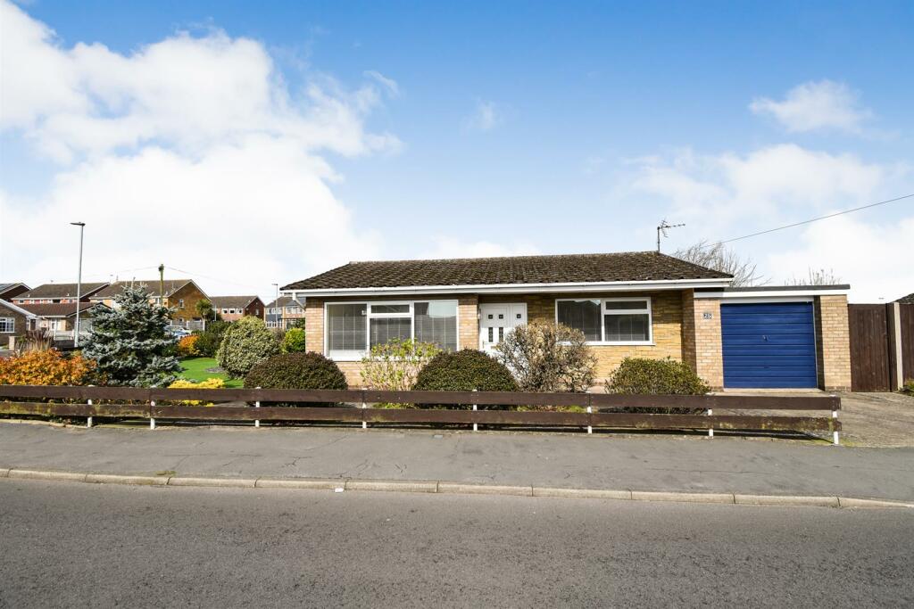 2 bedroom bungalow for sale in Timberlands, Scunthorpe, DN16
