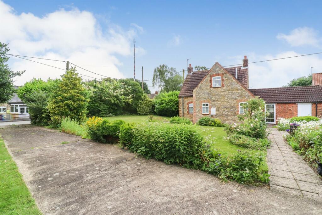 2 bedroom detached house for sale in Church Street, Hemswell, DN21