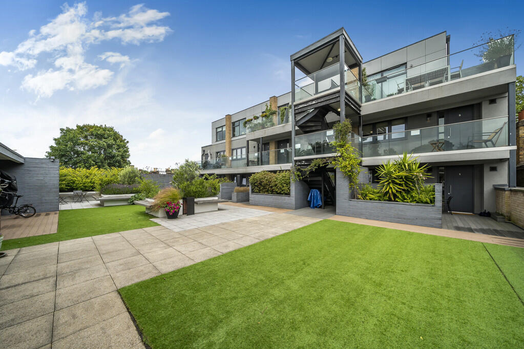 2 bedroom apartment for sale in Chesterfield Grove, East Dulwich, SE22