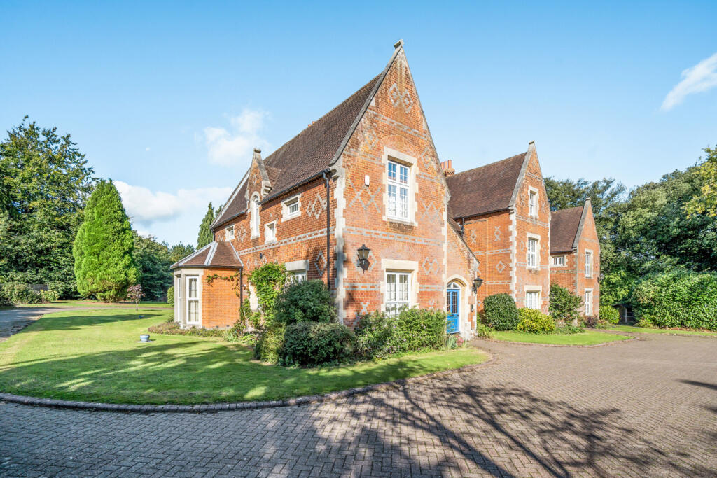 Main image of property: Wrotham Road, Meopham, Gravesend