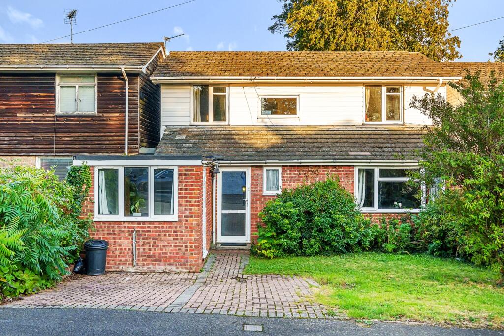 4 bedroom link detached house for sale in Queendown Avenue, Gillingham, ME8