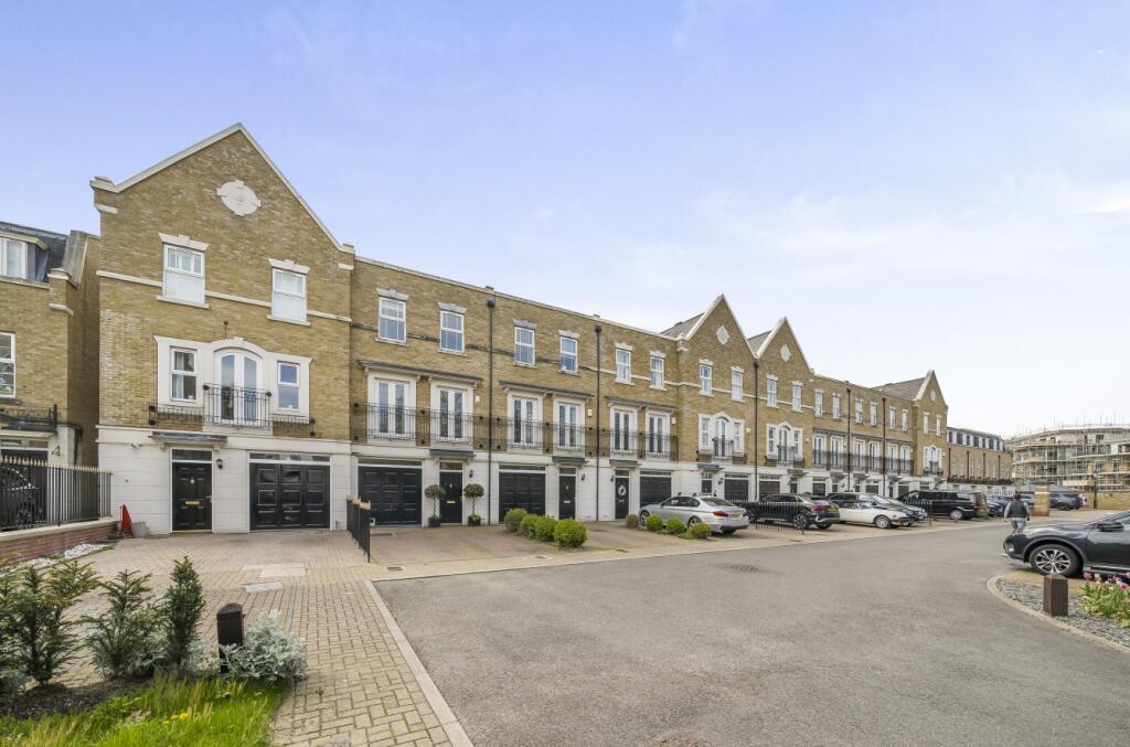 4 bedroom terraced house for sale in St. Martins Lane, Beckenham, BR3