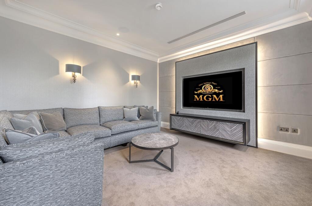 Additional property image - Holwood Park Avenue, Keston Park, Locksbottom