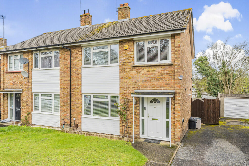 3 bedroom semidetached house for sale in Hollytree Avenue, Swanley