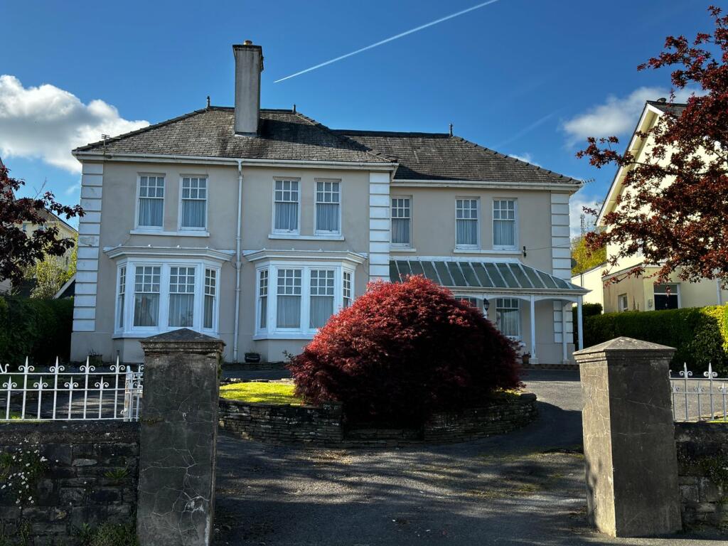 4 bedroom detached house for sale in Wellfield Road, Carmarthen, SA31