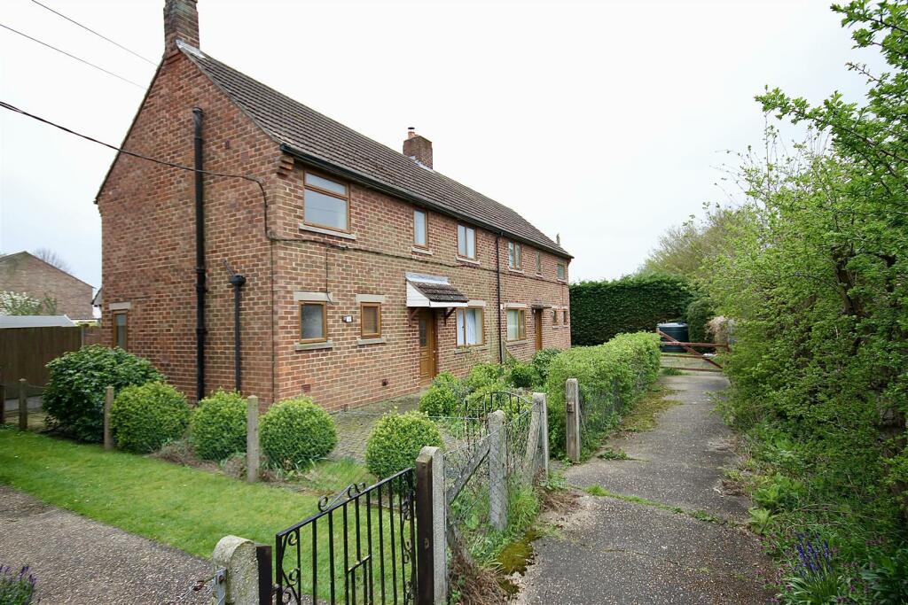 3 bedroom semidetached house for sale in Eastgate, Bassingham, Lincoln