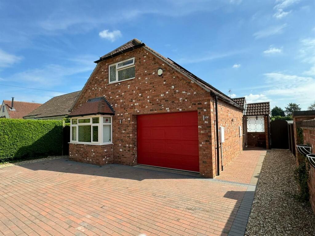 3 bedroom detached house for sale in Waterford Lane, Cherry Willingham, Lincoln, LN3