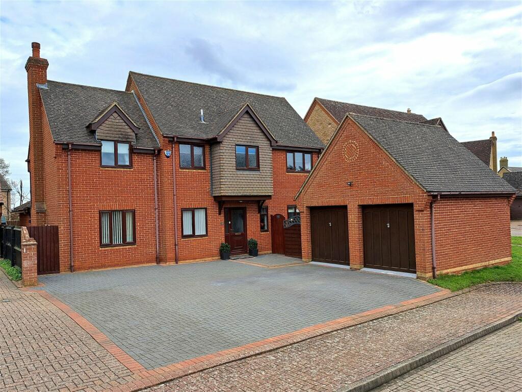 4 bedroom detached house for sale in Bunyan Close, Gamlingay, Sandy