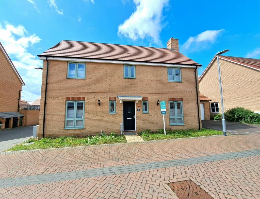 4 bedroom detached house for sale in Tear Crescent, Potton