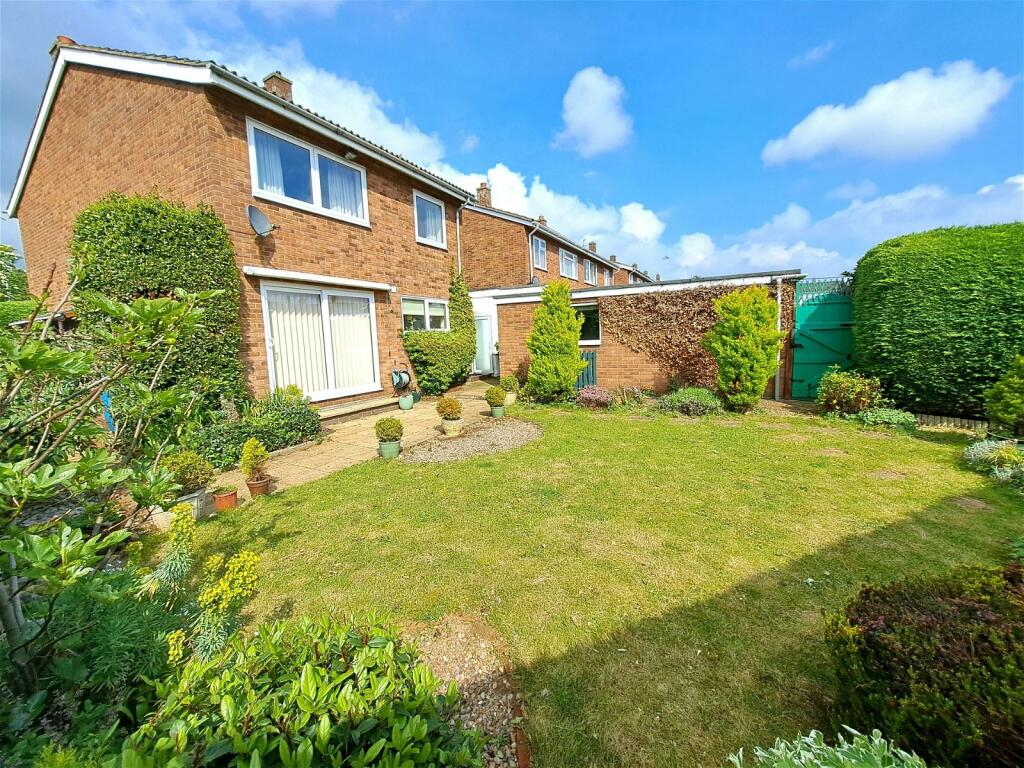 3 bedroom link detached house for sale in Birchmead, Gamlingay, SG19