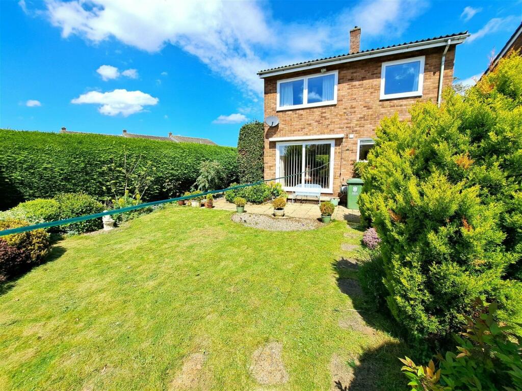 3 bedroom link detached house for sale in Birchmead, Gamlingay, SG19