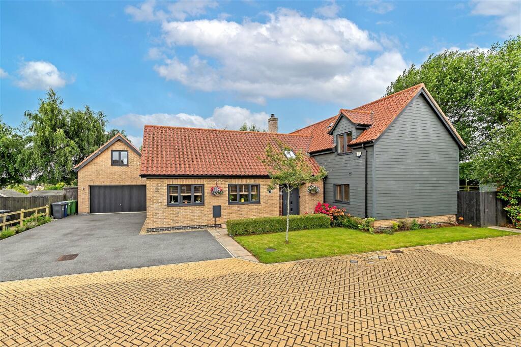 5 bedroom detached house for sale in Stubbs Oak, Gamlingay, Sandy