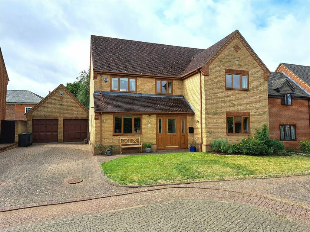 4 bedroom detached house for sale in Bunyan Close, Gamlingay, Sandy