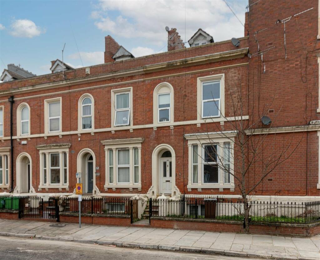 6 bedroom terraced house for sale in Burns Street, Nottingham, Nottinghamshire, NG7