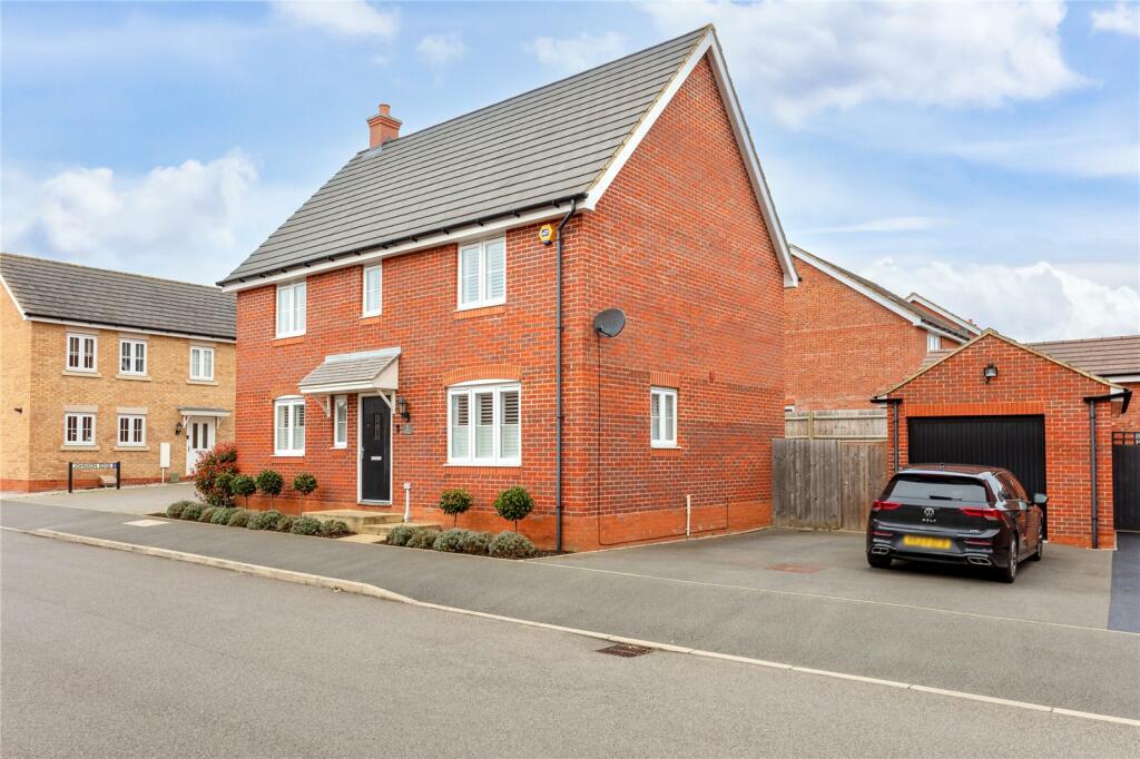 5 bedroom detached house for sale in Shackleton Gardens, Flitwick