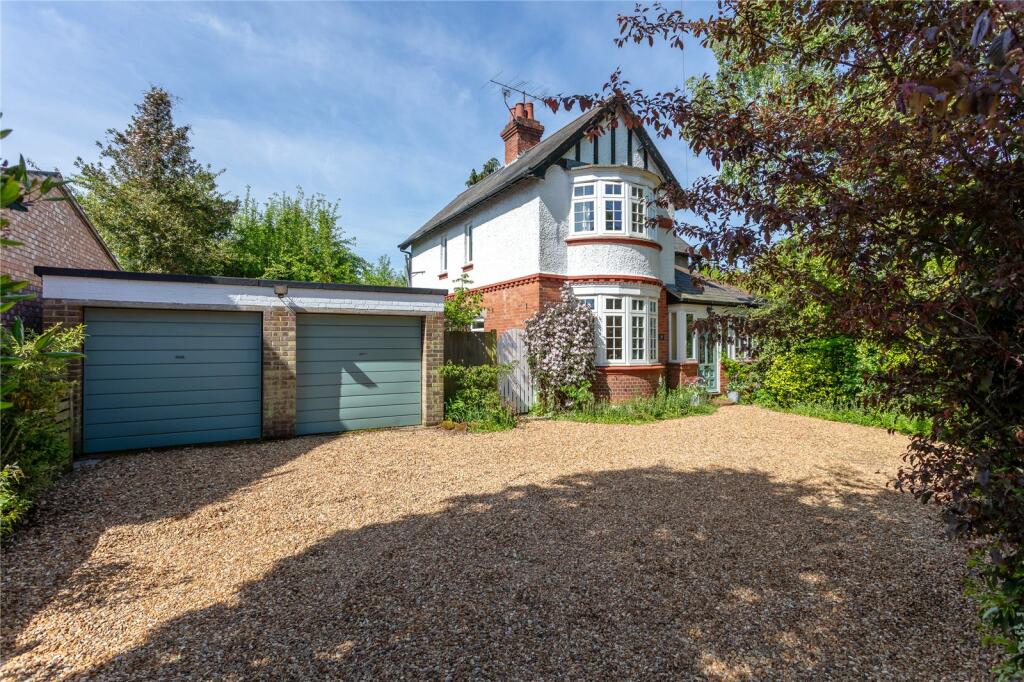 4 bedroom detached house for sale in Ampthill Road, Flitwick