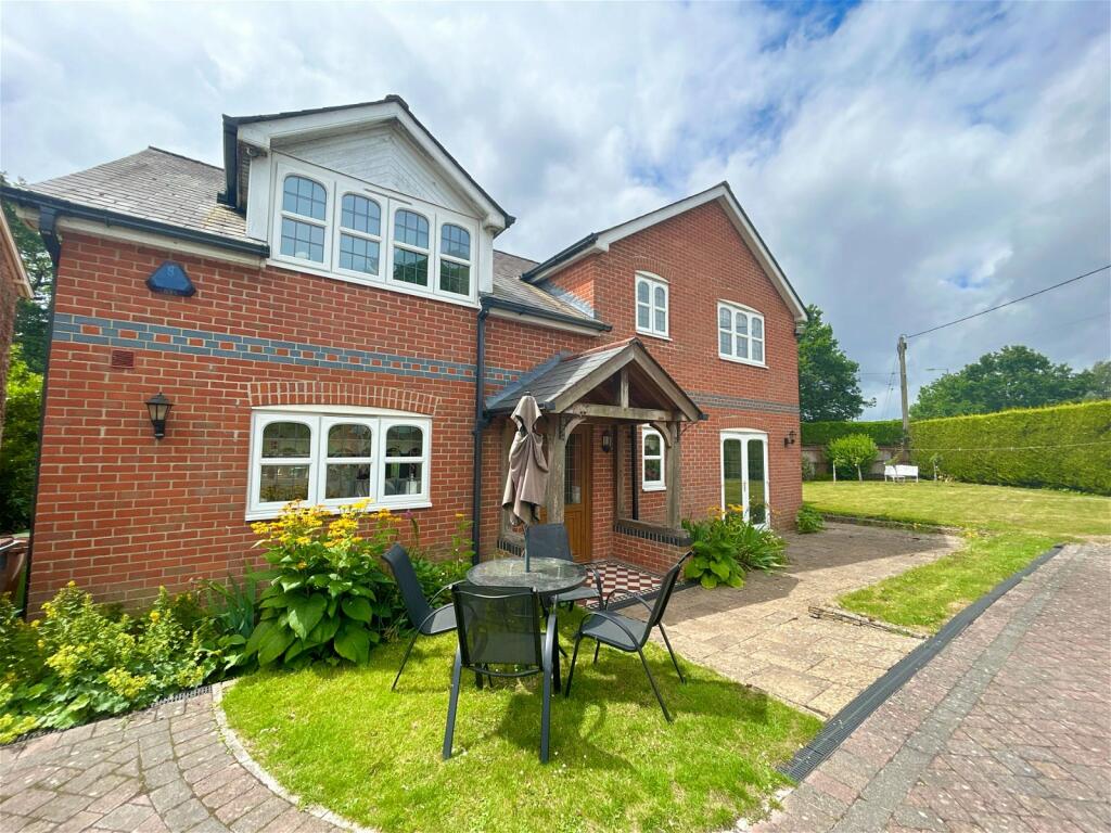 4 bedroom detached house for sale in Botley Road, North Baddesley, SO52