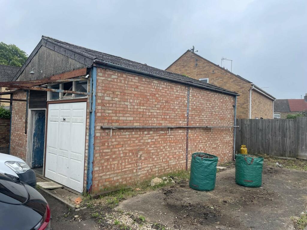 Commercial property for rent in Broad Street, Whittlesey, PE7