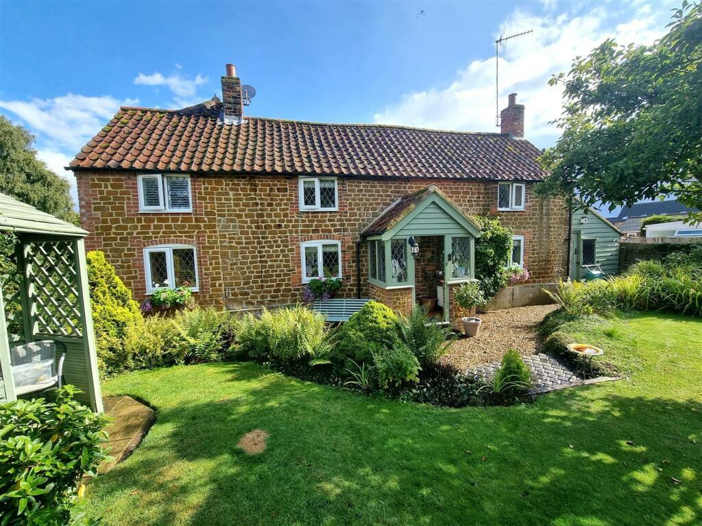 4 bedroom detached house for sale in Common Road West, King