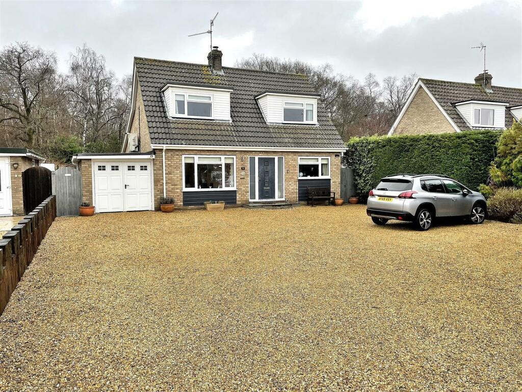 4 bedroom detached house for sale in Valley Rise, Dersingham, King's